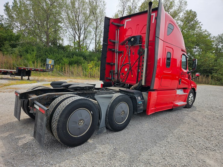 2019-freightliner-cascadia-126-image-17