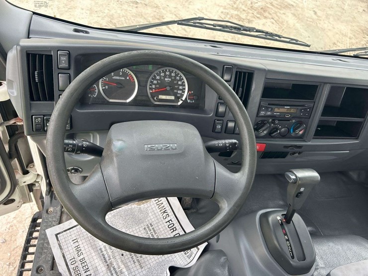 2016-isuzu-npr-image-11