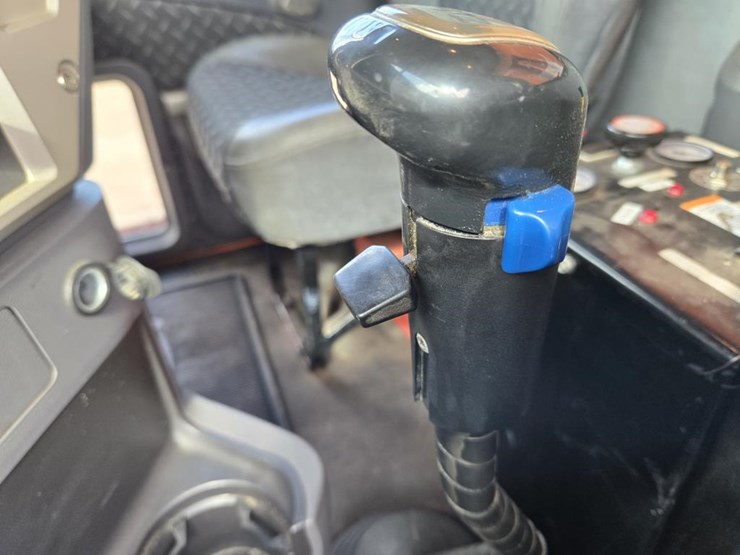 2015-mack-granite-gu813-image-91