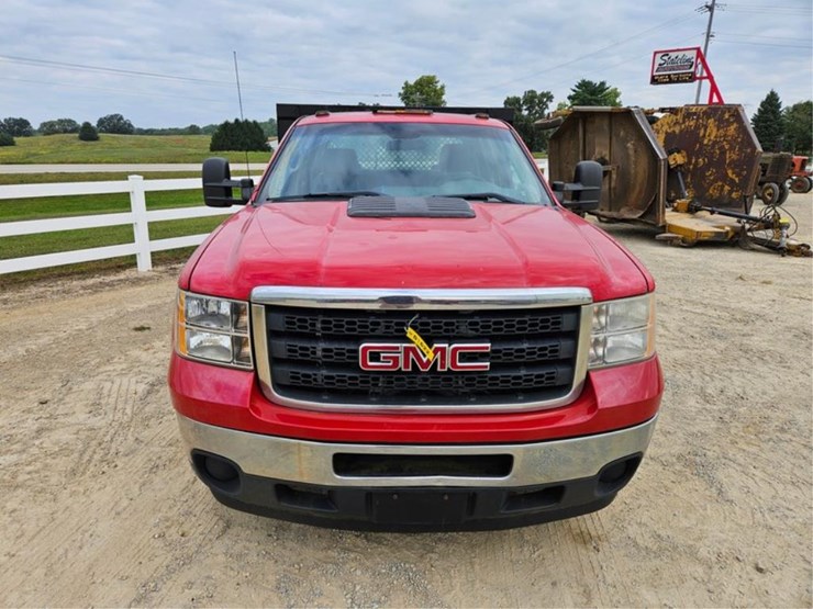 2013-chevrolet-3500hd-image-8