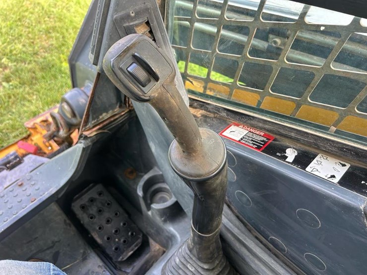 2012-deere-333d-image-48