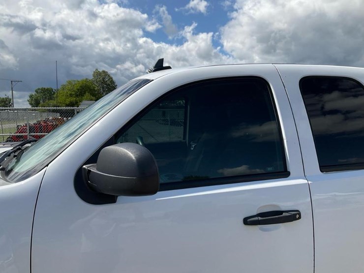 2013-chevrolet-silverado-2500-image-16