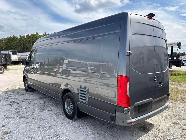 2021-mercedes-benz-sprinter-4500-image-3