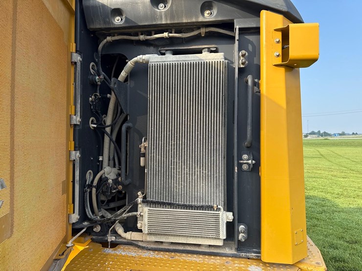 2019-deere-744l-image-13