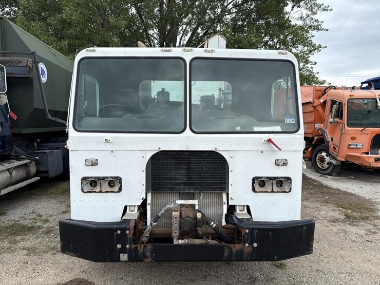 2004-peterbilt-320-image-7
