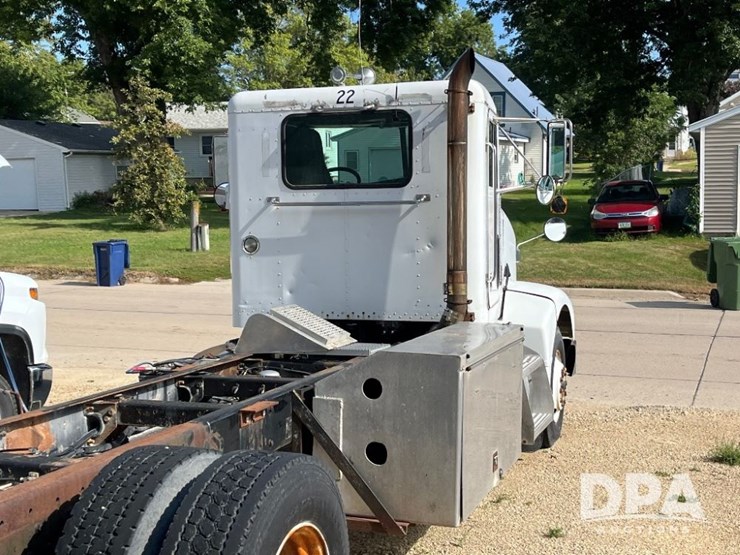 2000-peterbilt-385-image-9