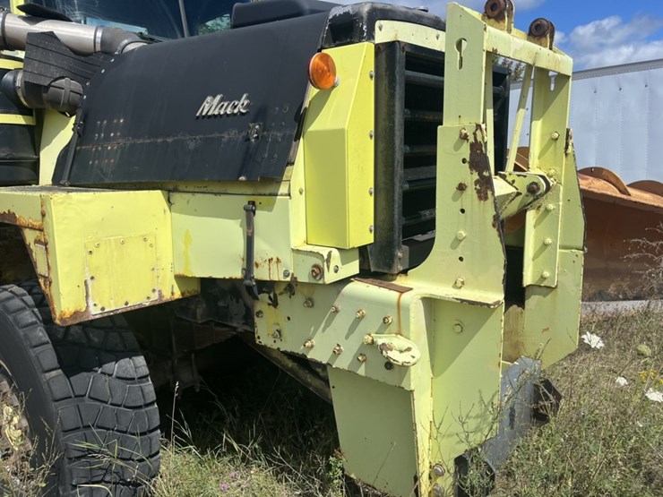 #1555-•-1992-mack-4x4-flat-bed-truck-image-9