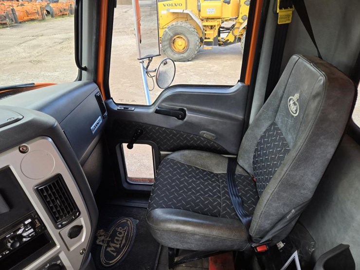 2015-mack-granite-gu813-image-83
