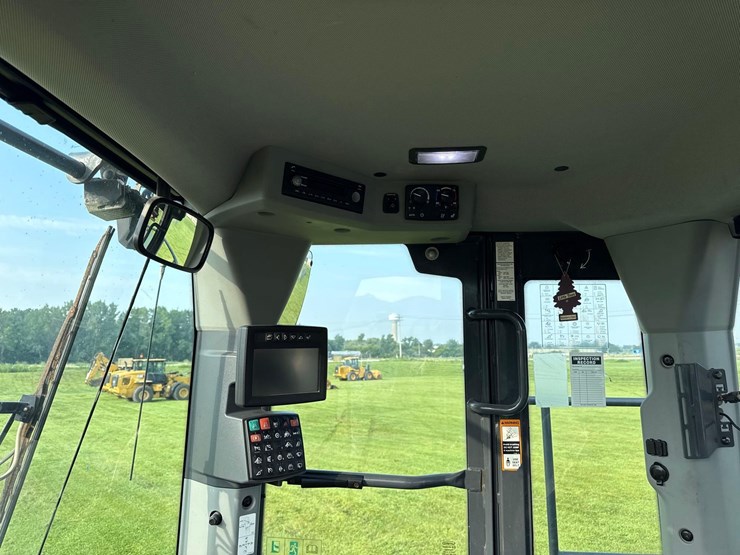2019-deere-744l-image-22