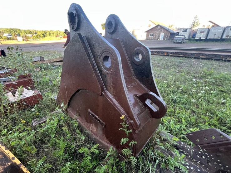 #2538-•-approx-28“-excavator-bucket-image-3