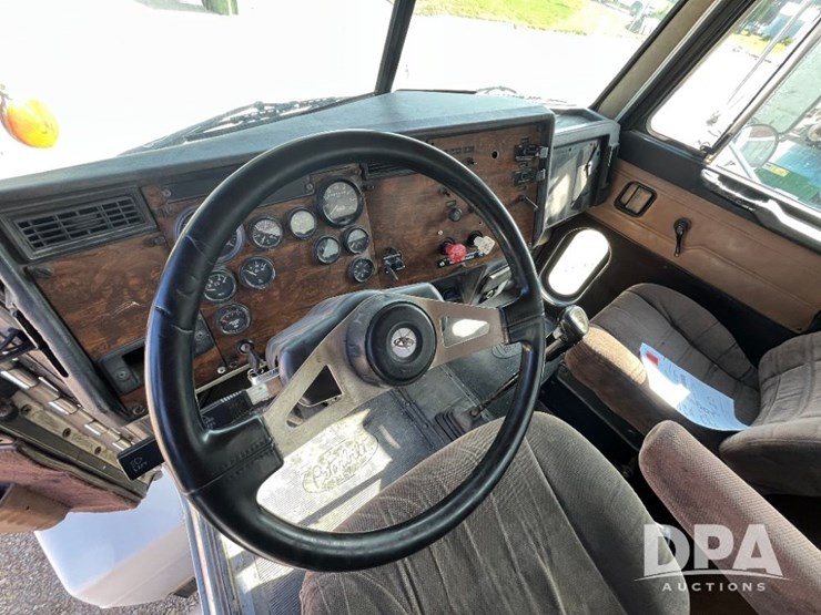 2000-peterbilt-385-image-43