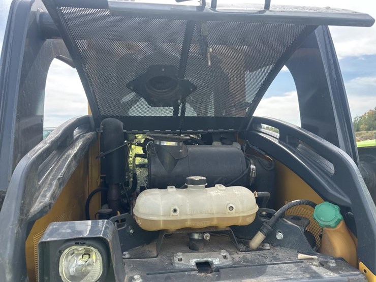 2014-deere-326e-image-44