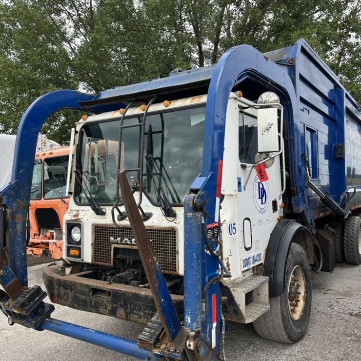 #1631 • 2005 Mack Garbage Truck