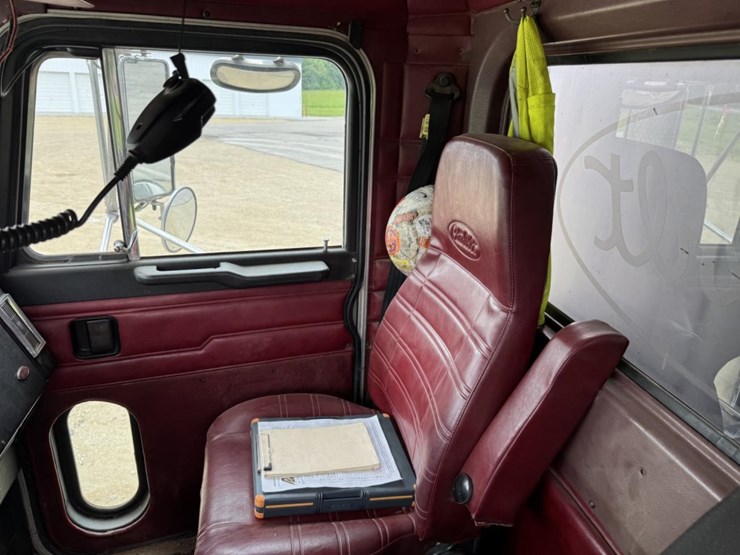 1995-peterbilt-359-image-47
