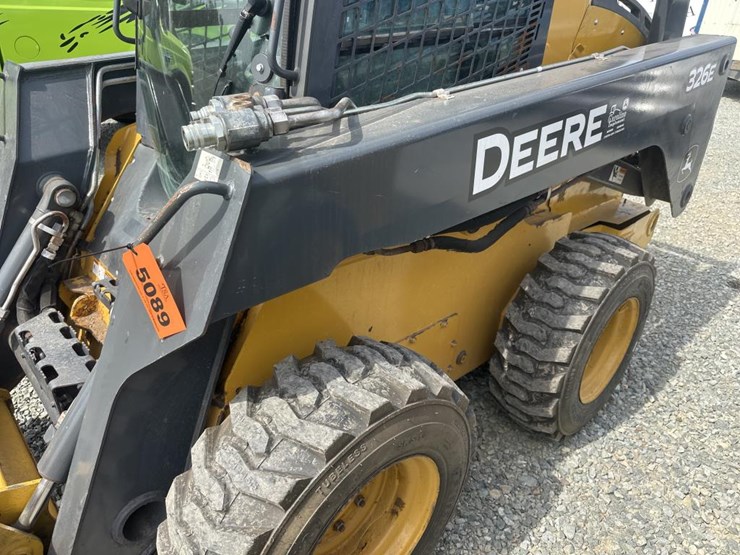 2014-deere-326e-image-14