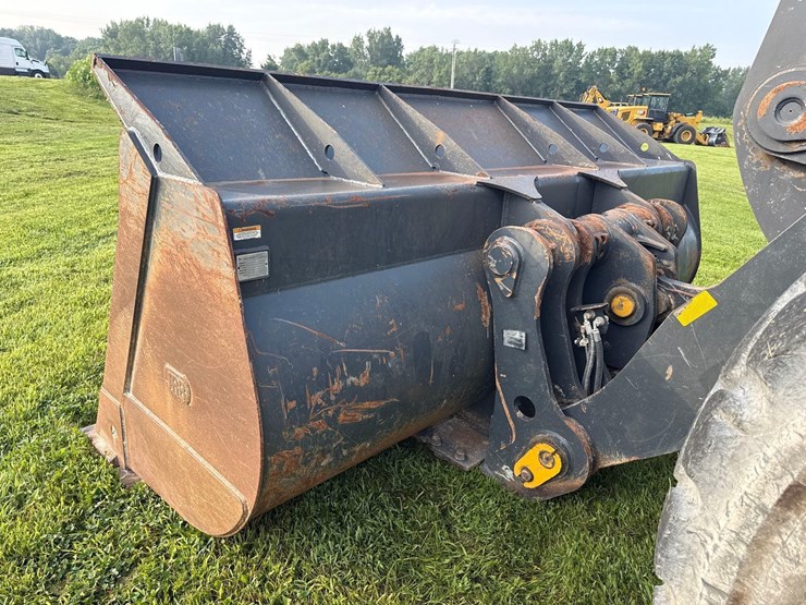 2019-deere-744l-image-17