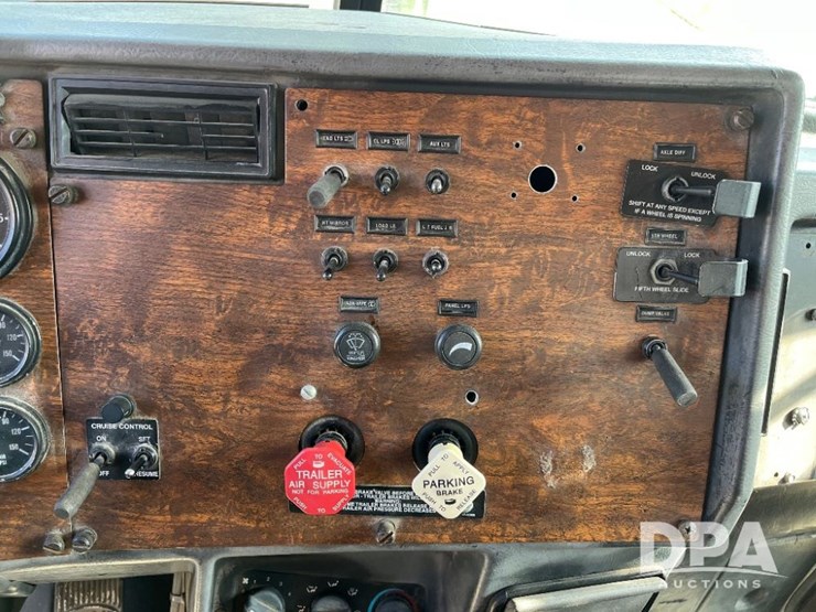 2000-peterbilt-385-image-50