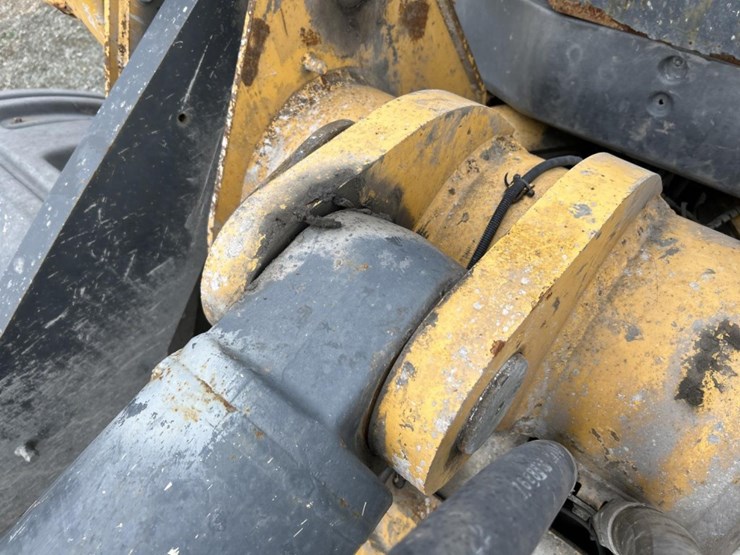 2014-deere-824k-image-26