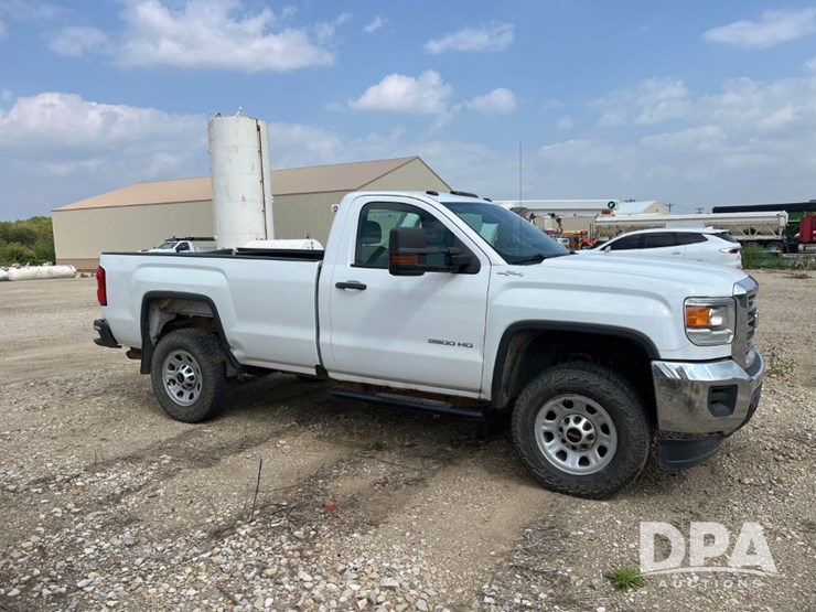2017-gmc-3500-image-4