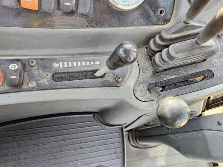 caterpillar-430d-image-42