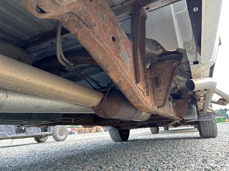 2014-chevrolet-3500-image-21
