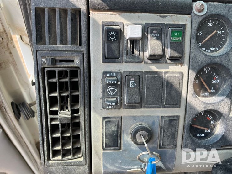 2000-freightliner-fl70-image-53