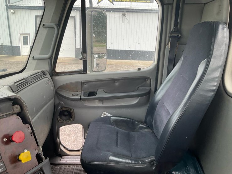 2000-freightliner-flc120-image-31