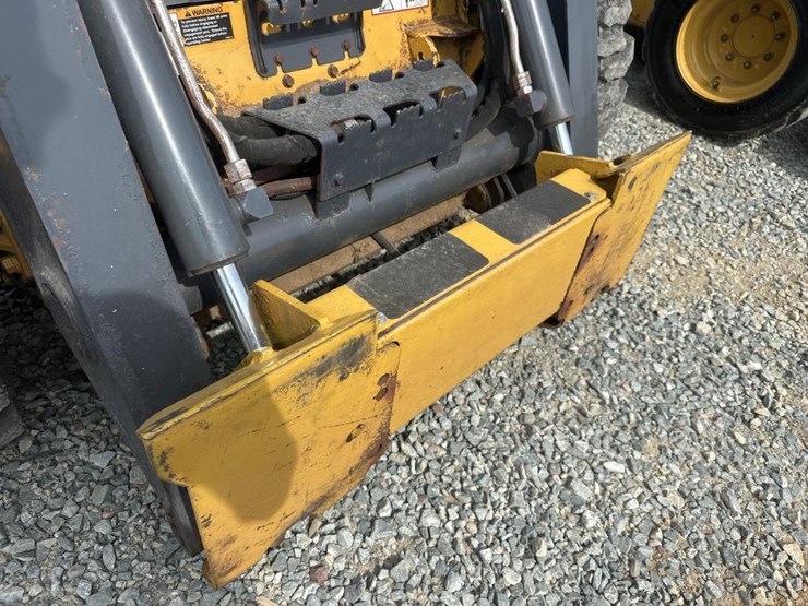 2014-deere-326e-image-31