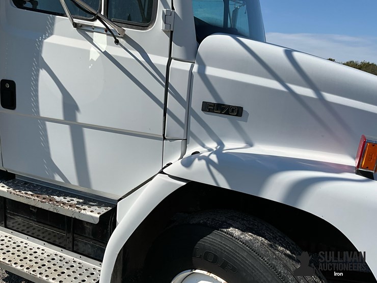 1998-freightliner-fl70-image-10