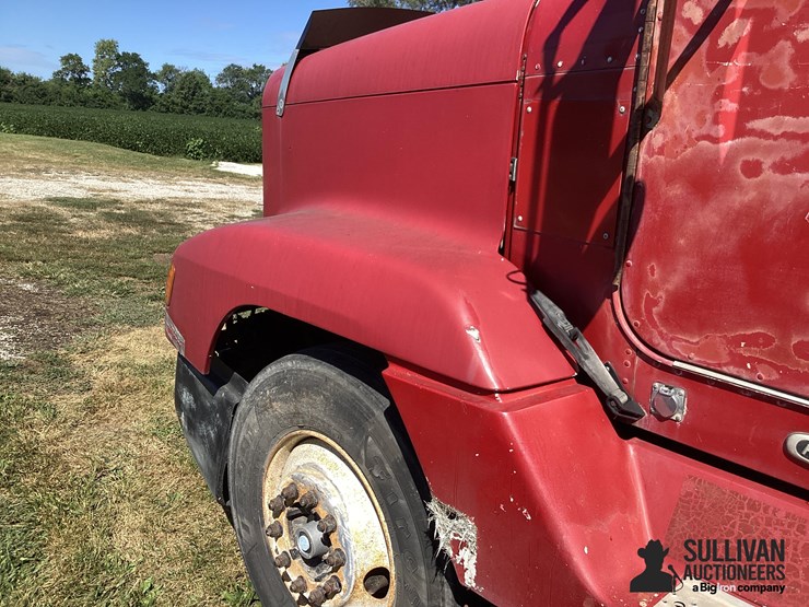 1997-freightliner-fld120-image-12