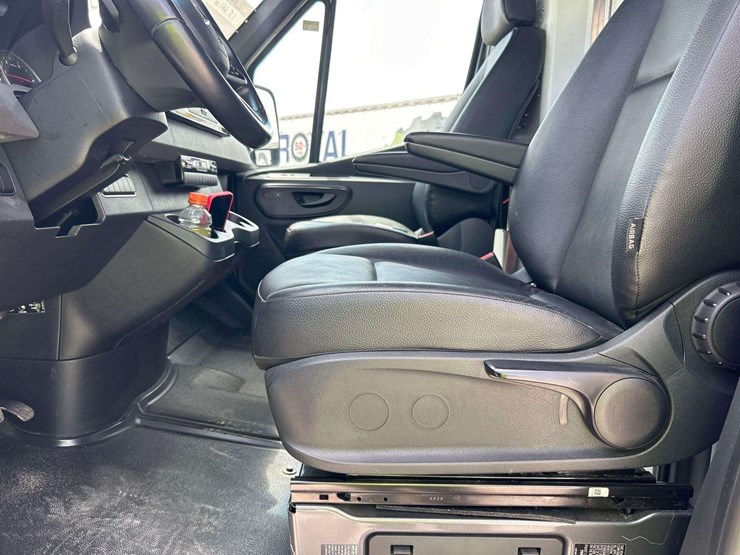 2021-mercedes-benz-sprinter-4500-image-12