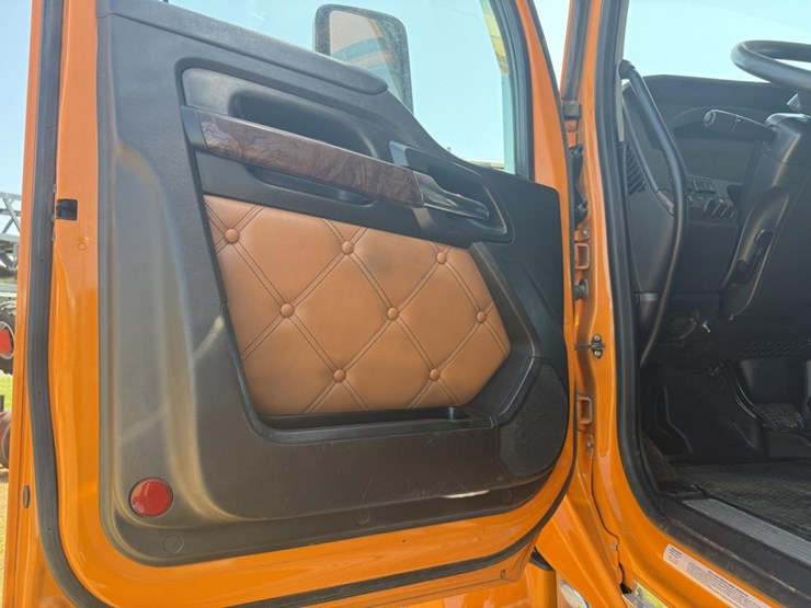 2023-kenworth-w990-image-5