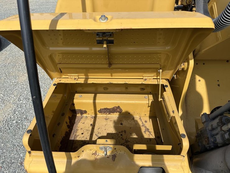 2011-caterpillar-320d-image-56