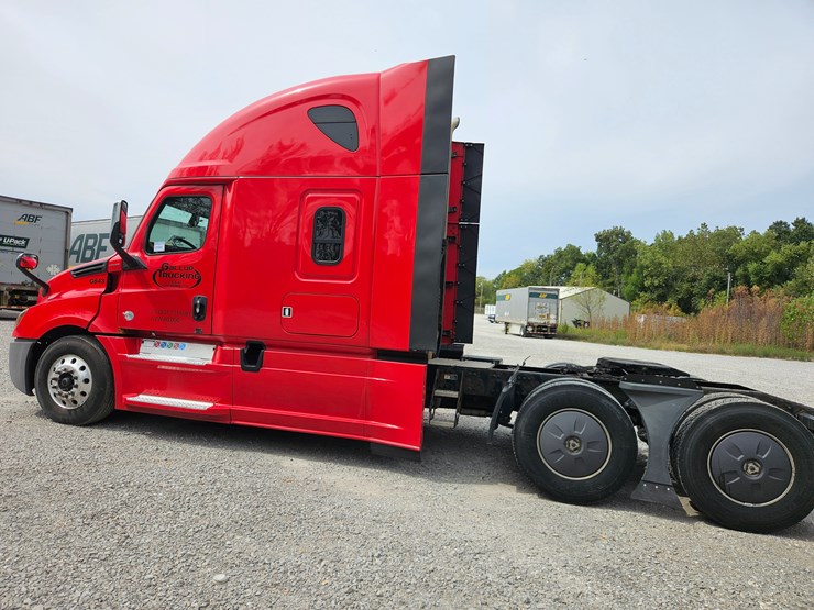 2019-freightliner-cascadia-126-image-8