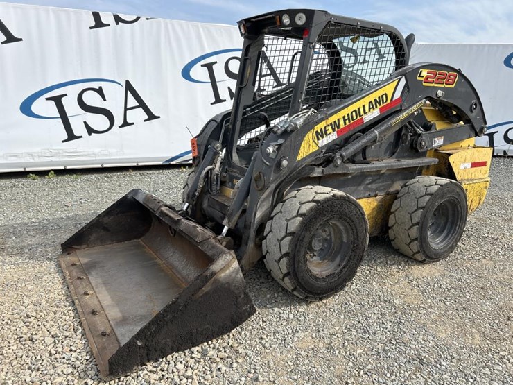 2020-new-holland-l228-image-1