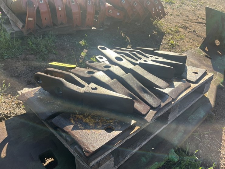 #2660-•-approx-145"-bucket-cutting-edge-image-3