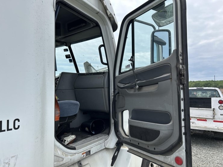 #5003-•-2009-freightliner-sleeper-cab-truck-tractor-image-33