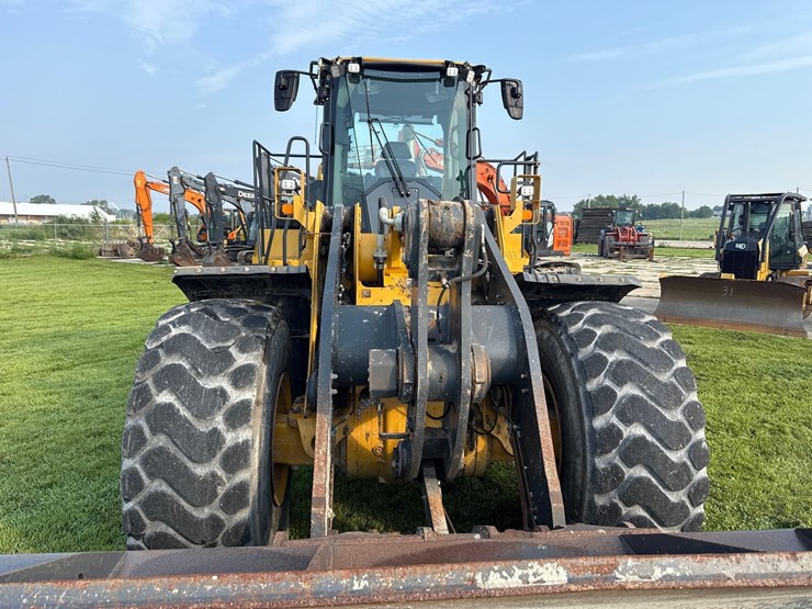 2019-deere-744l-image-8