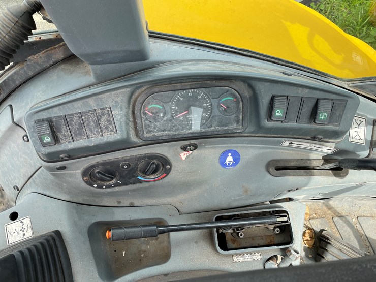 new-holland-lb75b-image-39