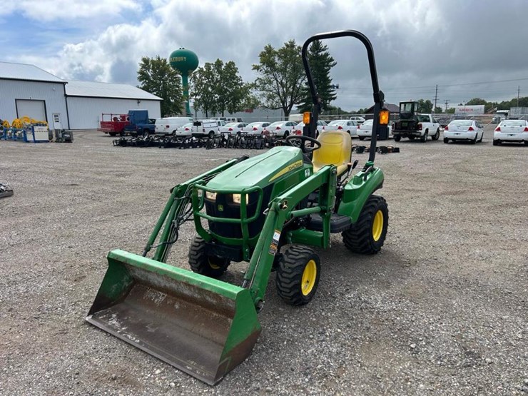 2020-john-deere-1023e-image-1