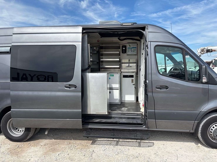 2021-mercedes-benz-sprinter-4500-image-18