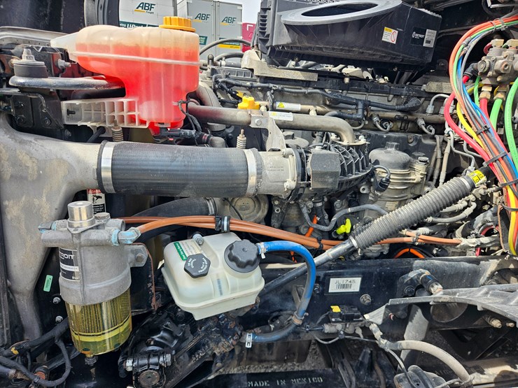 2018-freightliner-cascadia-126-image-31