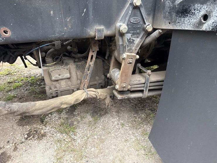 2004-peterbilt-320-image-46