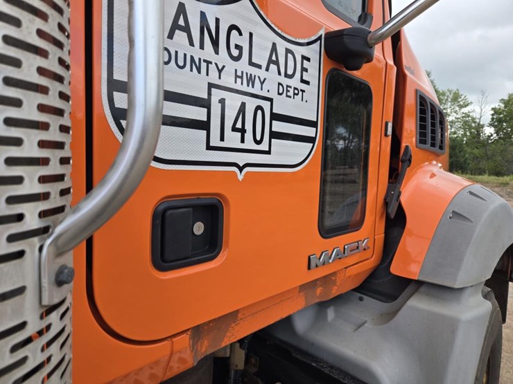 2015-mack-granite-gu813-image-20