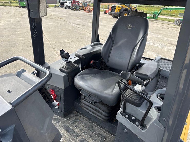 2021-deere-450-lgp-image-21