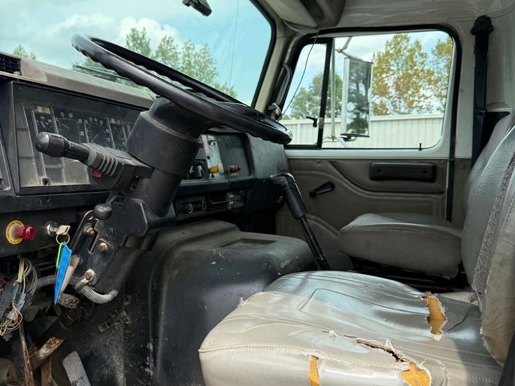 2000-ihc-8100-liquid-nurse-truck-(pz13911,-unit-22041)-image-19