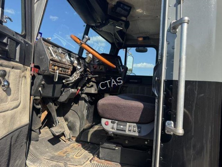 1989-freightliner-fl112-image-20