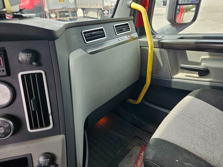 2019-freightliner-cascadia-126-image-56