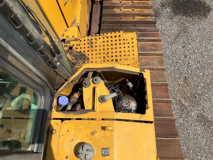 2012-caterpillar-d6t-lgp-image-45