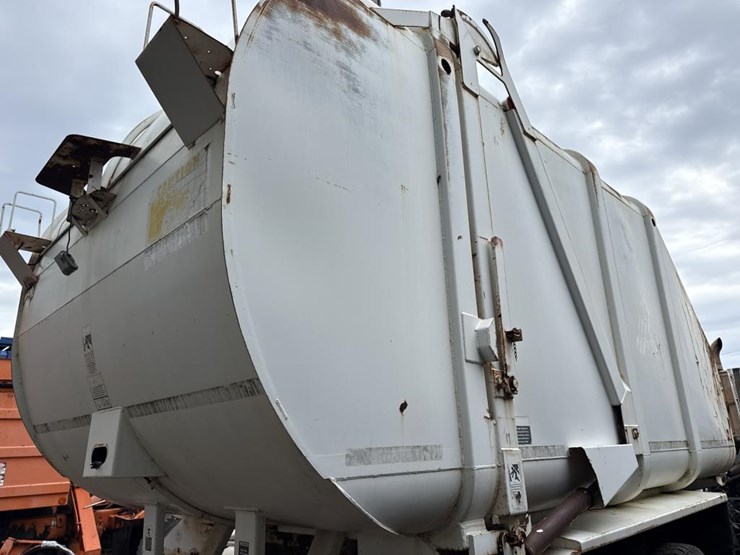 2004-peterbilt-320-image-34